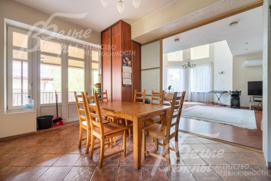 Проход из кухни в гостиную - через портал, оснащённый раздвижными дверями