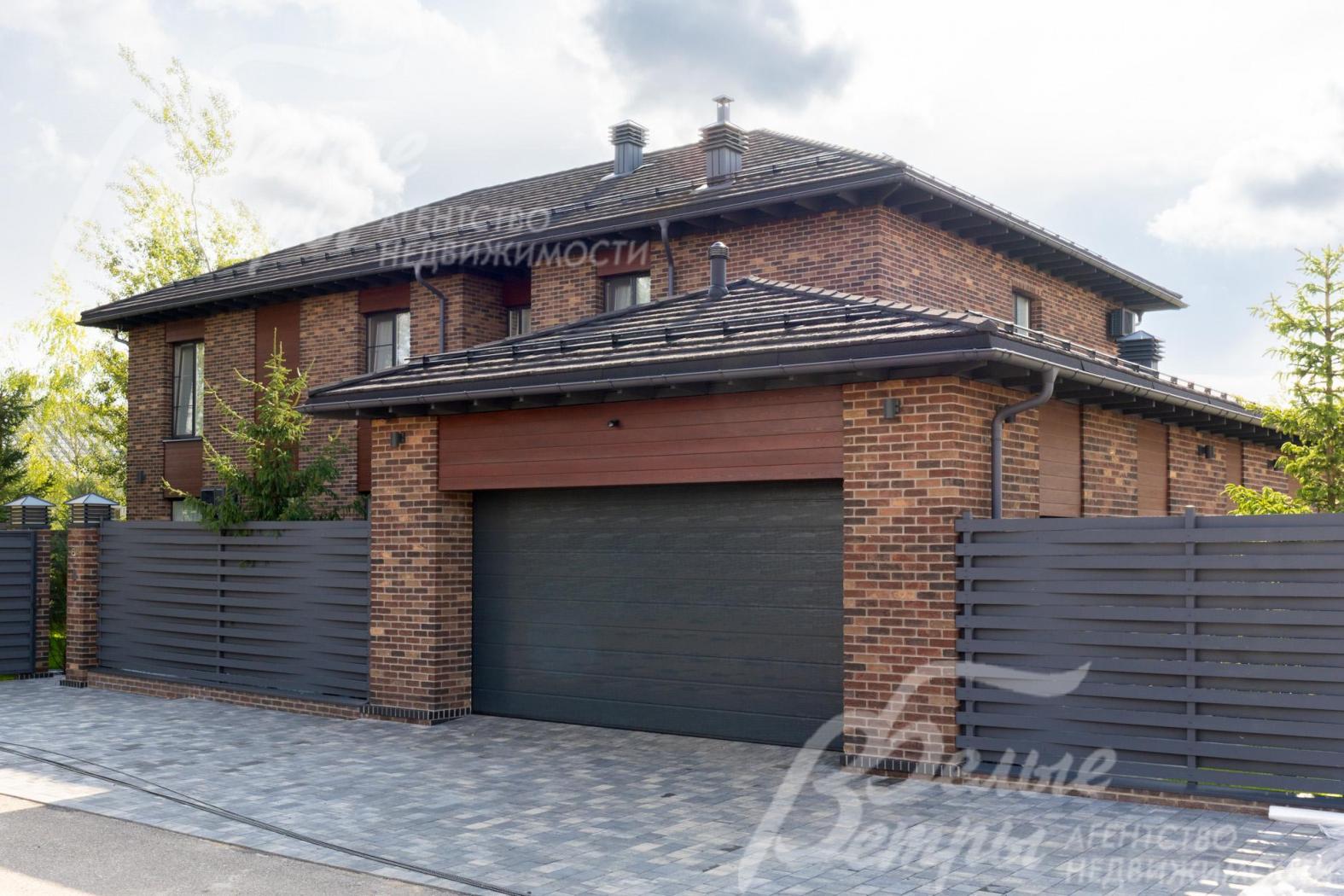 Гараж оснащён автоматическими воротами Herrmann, проём 5 м. Перед забором - парковка на 6 авто, с электрическим подогревом.