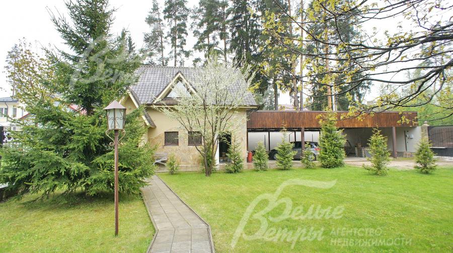 В конце участка отапливаемый гараж на 2 авто с квартирой для персонала на втором этаже и навесом для четырех машин