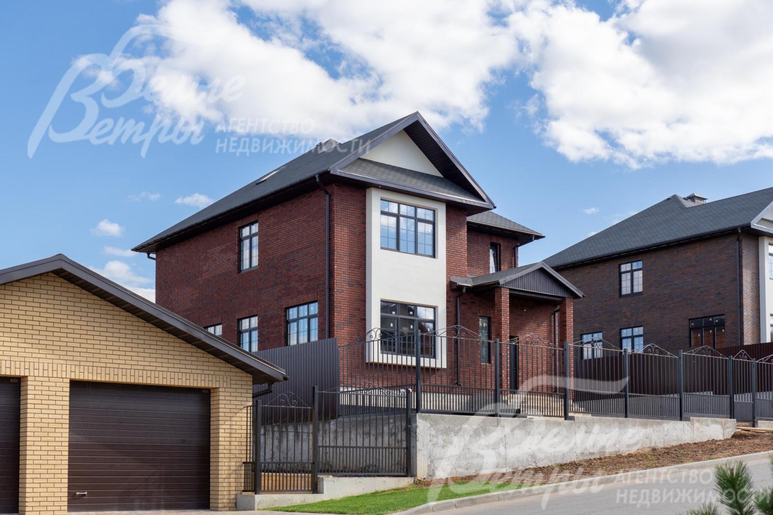 Участок огорожен кованым забором со стороны улицы
