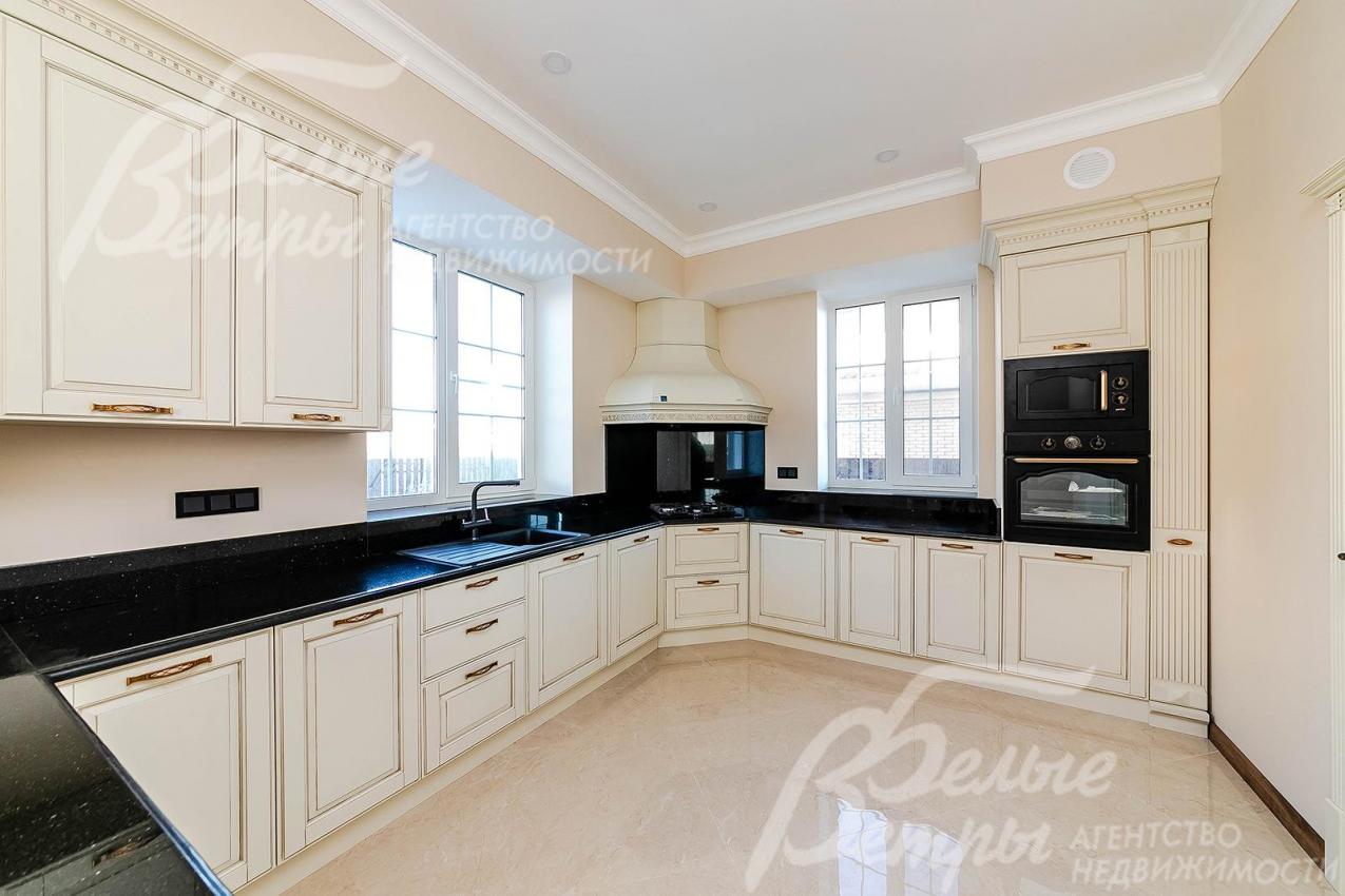 Кухня в классическом стиле с темной столешницей из искусственного камня и со встроенной бытовой техникой Gorenje, Delonghi, Liebherr