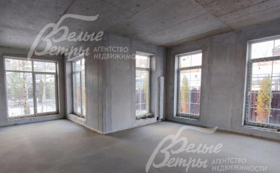 В доме установлены внутренние стены, окна, в том числе панорамные