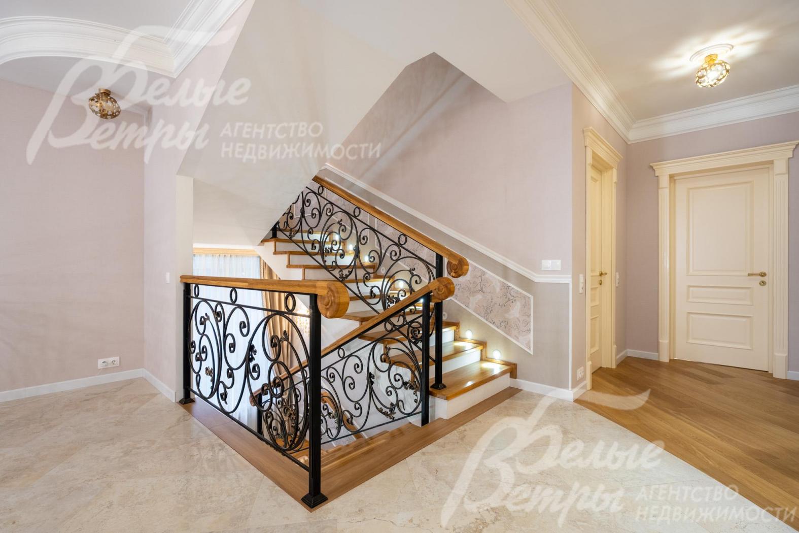 Холл второго этажа. В доме также - жилой обустроенный мансардный этаж