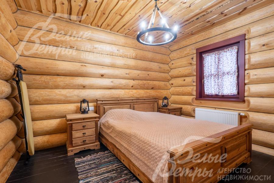 Спальня в бане с окном и односпальной кроватью