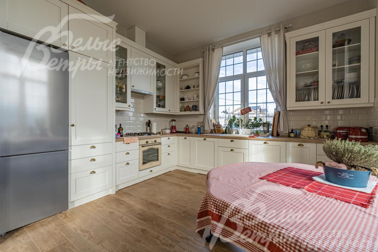 Установлен светлый просторный кухонный гарнитур с качественной встроенной техникой, холодильник LIEBHERR