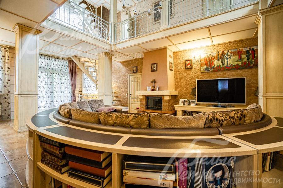 Гостиная 51 кв.м с камином и вторым светом.