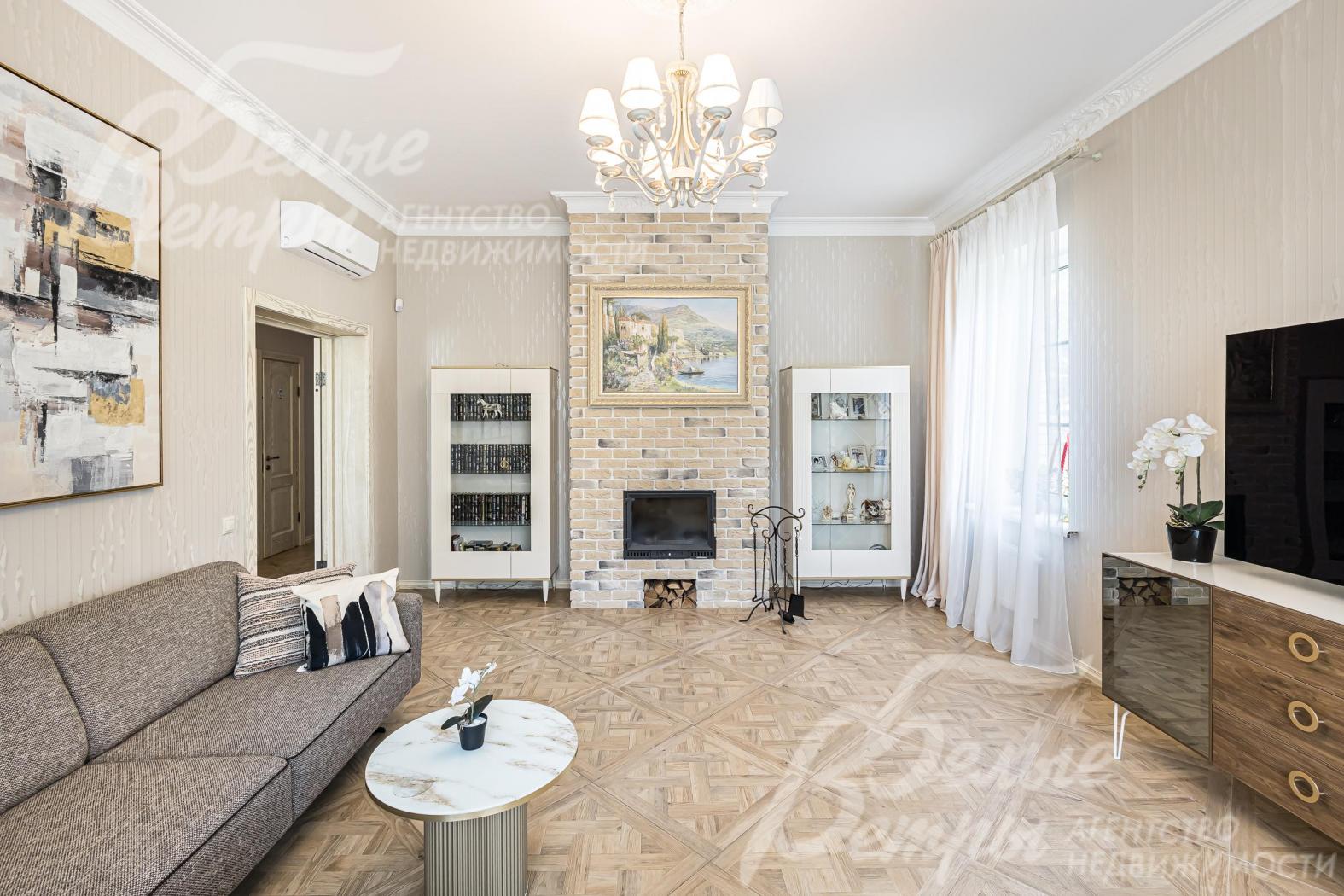 Дровяной камин в гостиной.