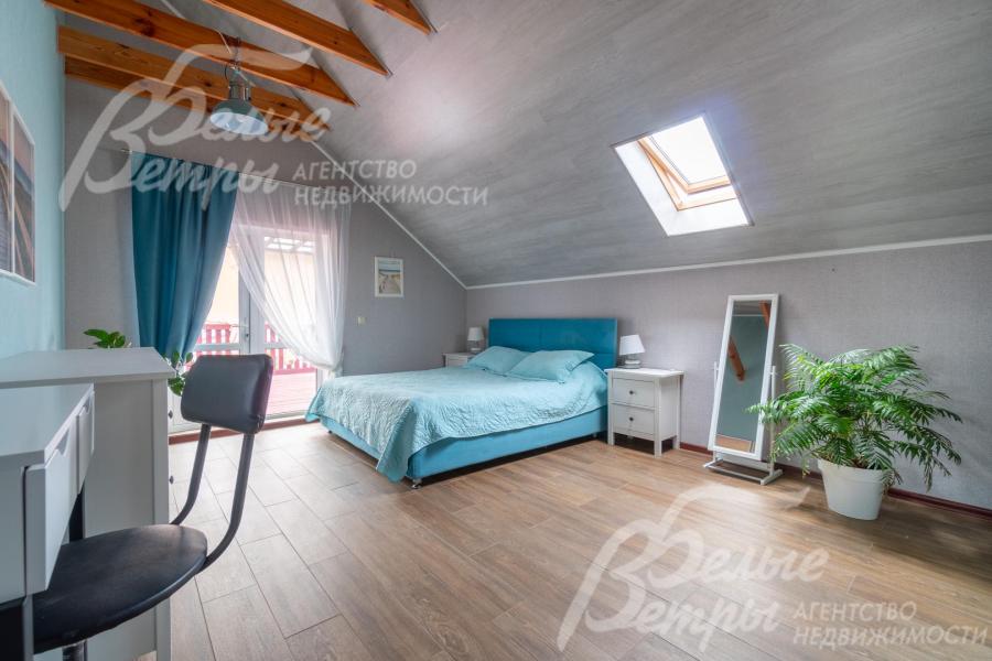 Одна из спален на втором этаже с мансардным окном и выходом на просторную крытую террасу 41,5 кв.м