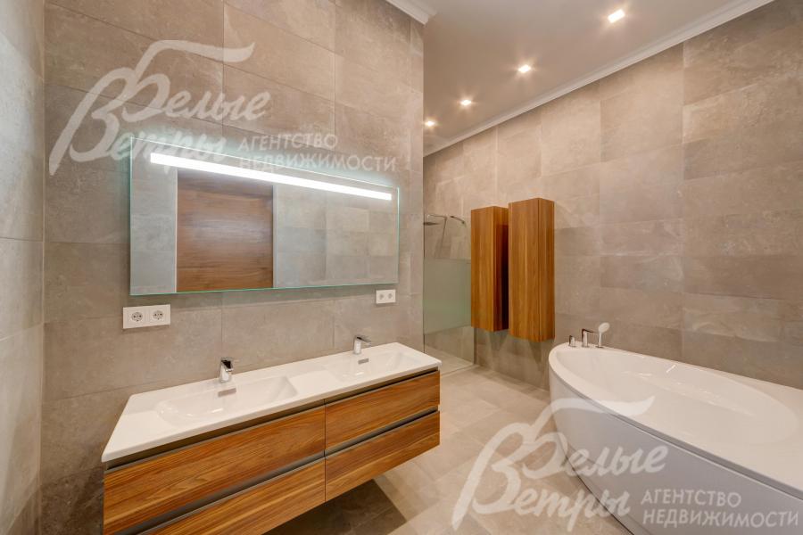 Санузел с ванной в мастер-спальне