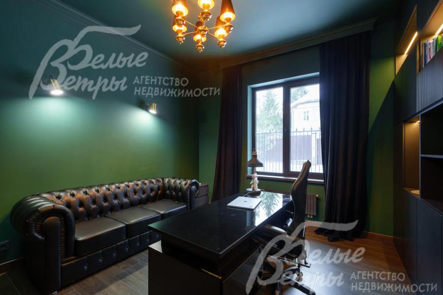 В Кабинете - темные стены и приглушенный свет