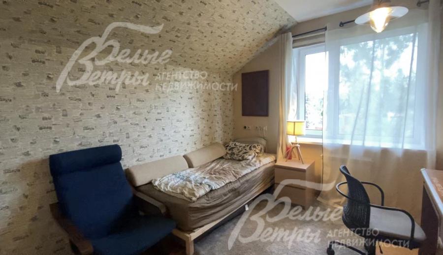 На стенах поклеены обои