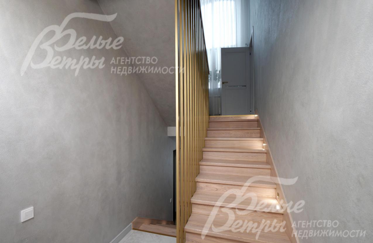 На второй этаж ведет лестница со ступенями, отделанными массивом ясеня, эффектно дополненными встроенной подсветкой