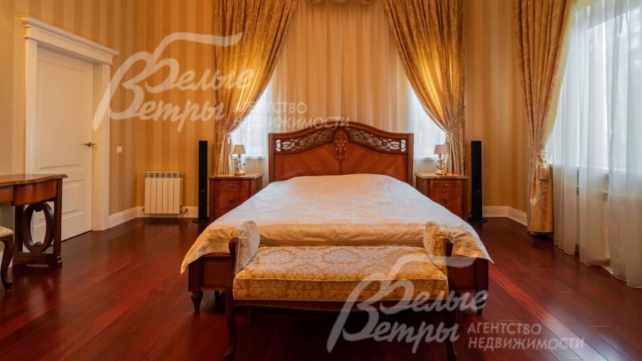 Красивая кровать из массива