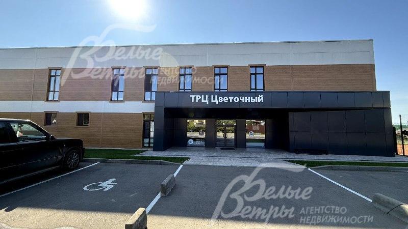 Торговый центр с супермаркетом, кафе и пунктами выдачи заказов в поселке Цветочный