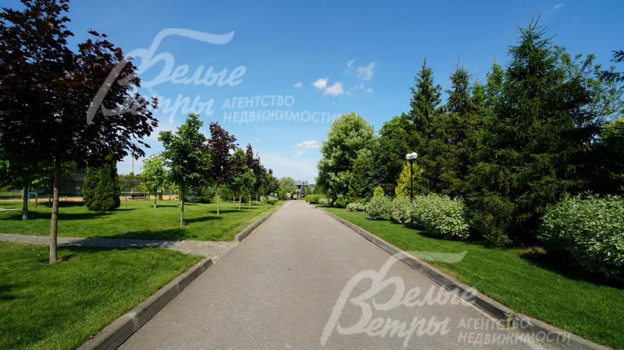 Широкие асфальтовые дороги в поселке Эко-Варварино