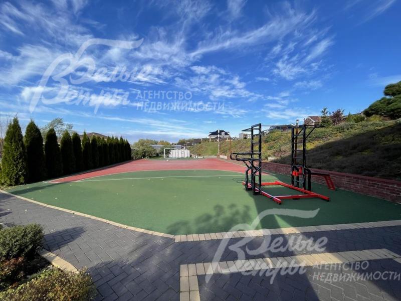 На участке оборудована многофункциональная спортивная площадка. 
