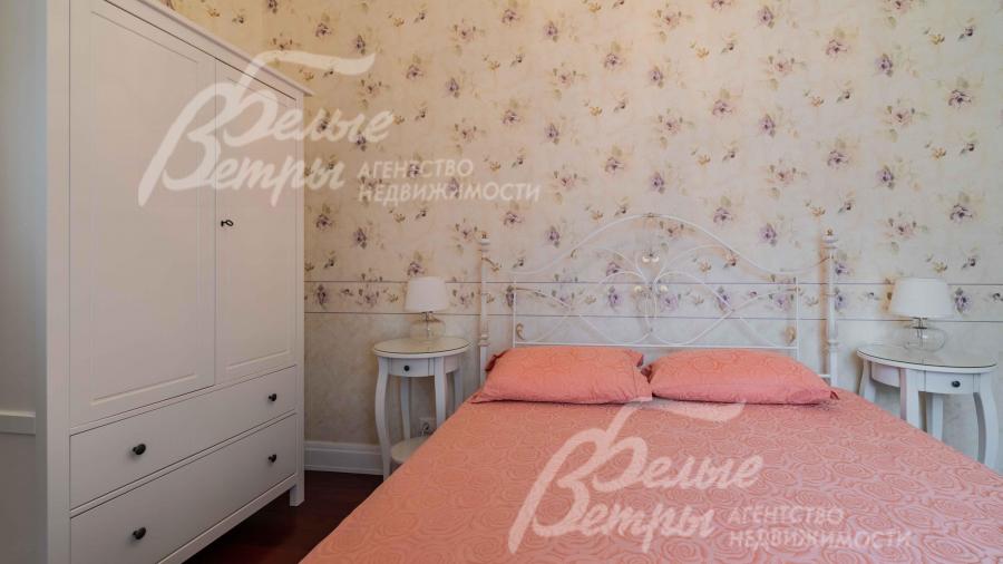 В каждой спальне гарнитур