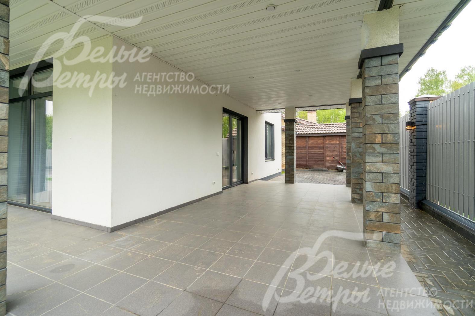 На первом этаже - крытая терраса 25 кв.м