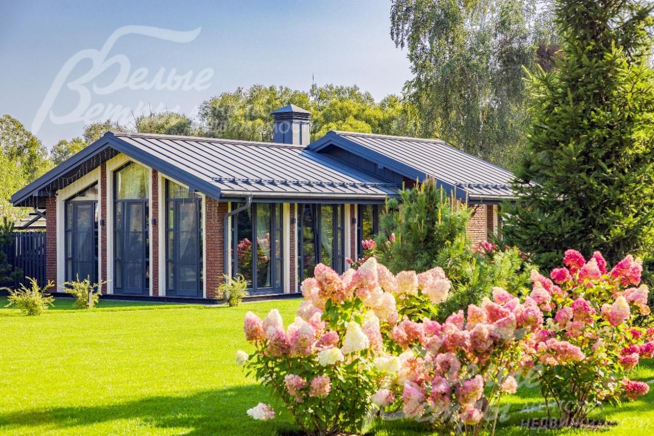 Теплый дом барбекю с гостиной, санузлом и открытой террасой