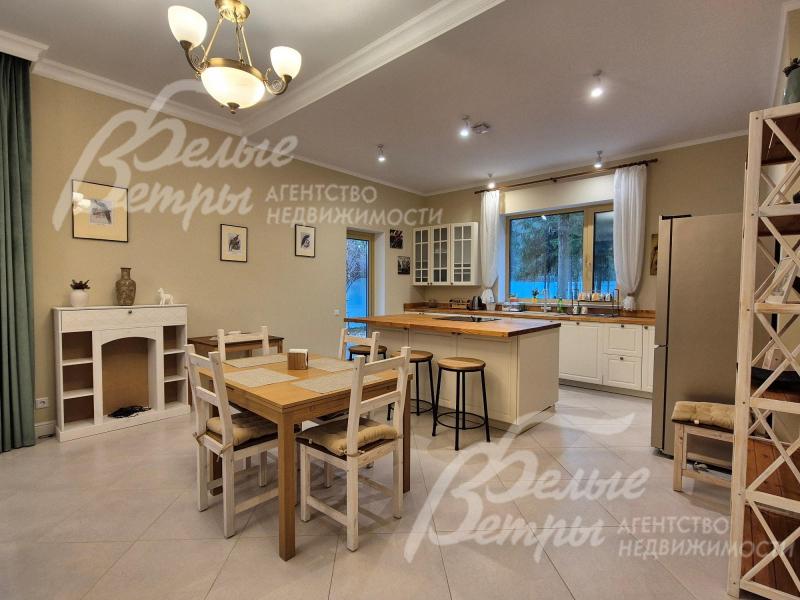 Совмещенная зона кухни-столовой-гостиной