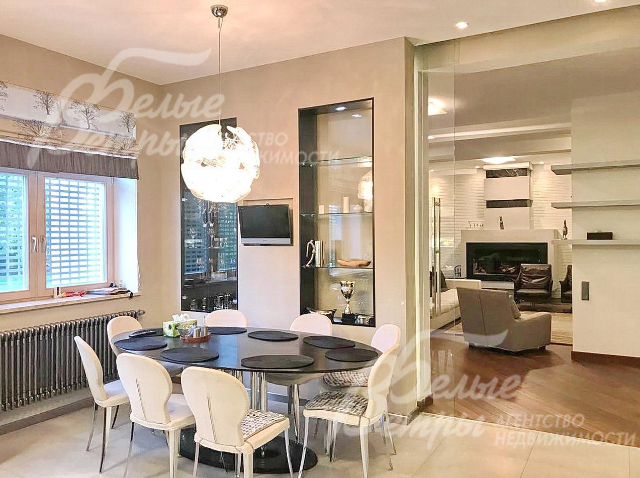 Обеденная зона со столом на 8 персон. 