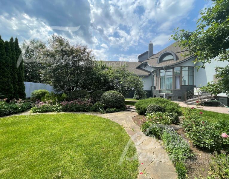 Дорожки на участке вымощены натурального гранитом, диким камнем, керамогранитом.