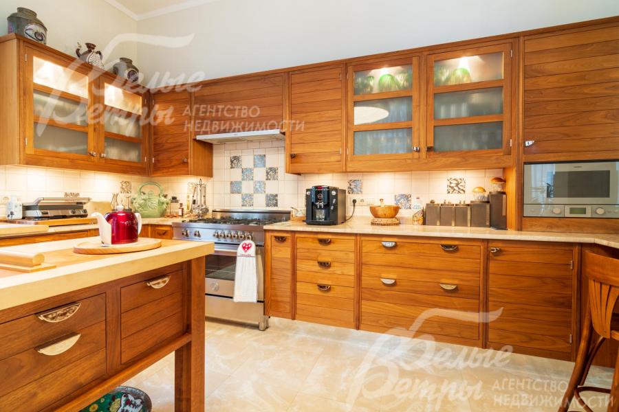 Мраморная столешница кухни, остров со столешницей из массива дерева