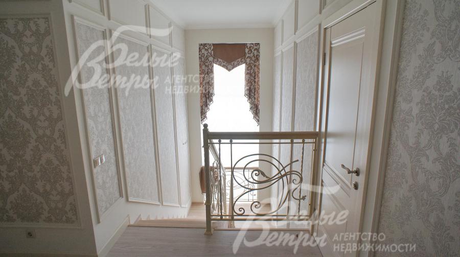 Вид на лестницу из холла второго этажа