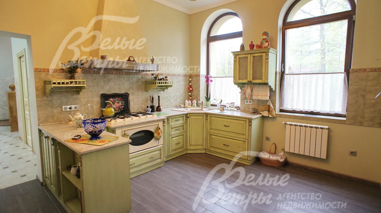 Массив кухни-натуральный дуб. Бытовая техника брендов "Smeg" и "Miele". Столешница из натурального гранита.