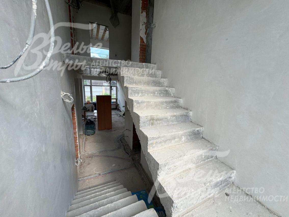 Лестница на второй этаж: впереди - вход в мастер-спальню, справа - вход в санузел