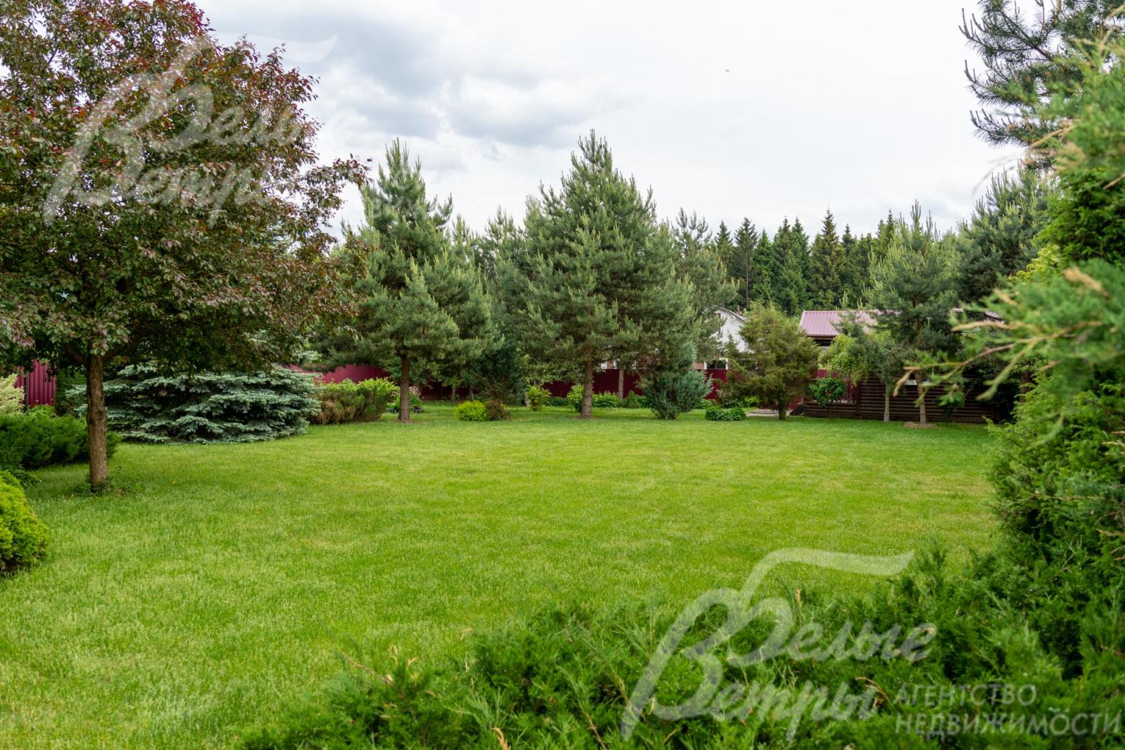 Природную красоту участка подчёркивают взрослые сосны, ели, высокие туи, декоративные деревья и пышные кустарники