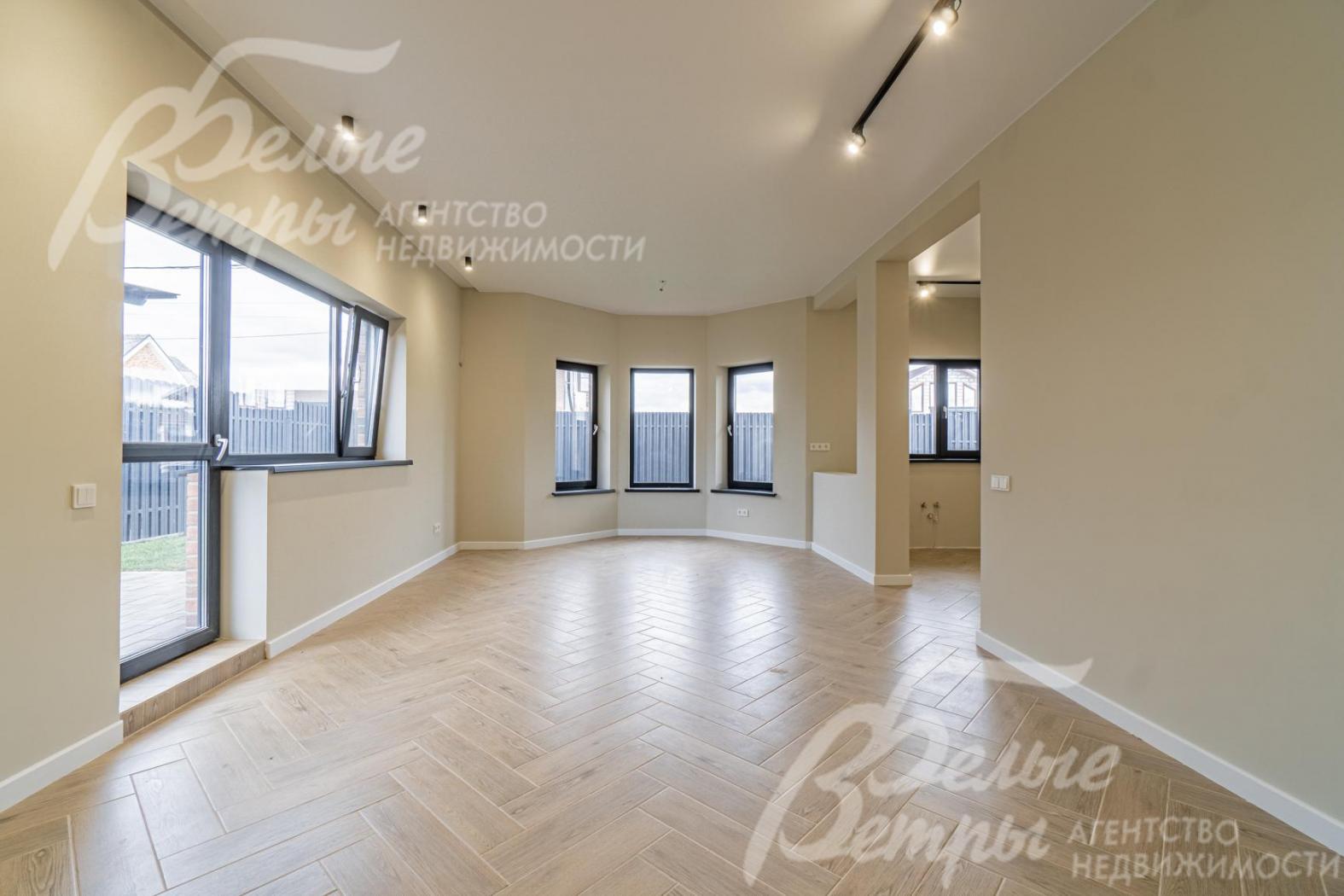 Гостиная с эркерным окном и камином.