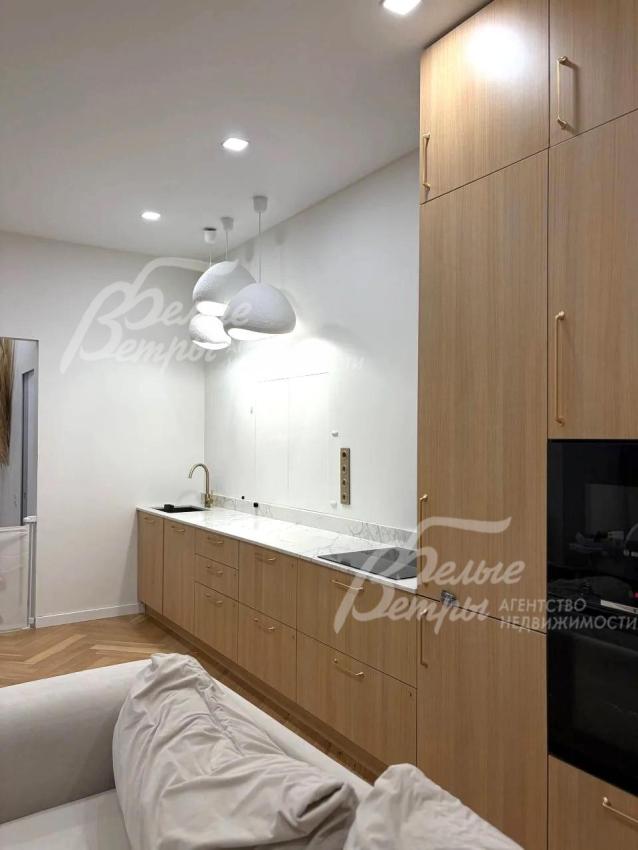 Натяжные матовые потолки со встроенным освещением