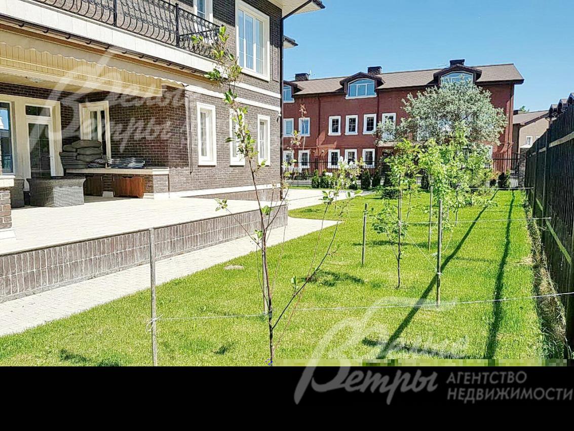 Участок ровный квадратной формы огражден кованным забором по всему периметру 