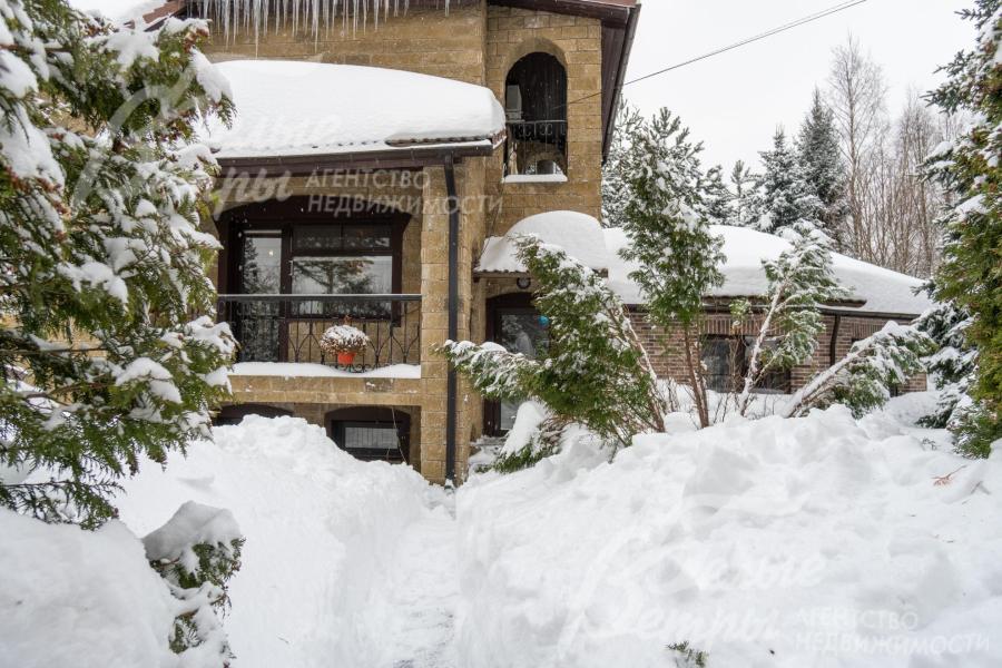 Участок – с ландшафтным дизайном и лесными деревьями