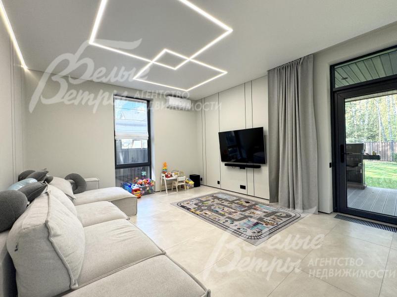 Большинство окон на 1-м этаже - панорамные, от пола до потолка