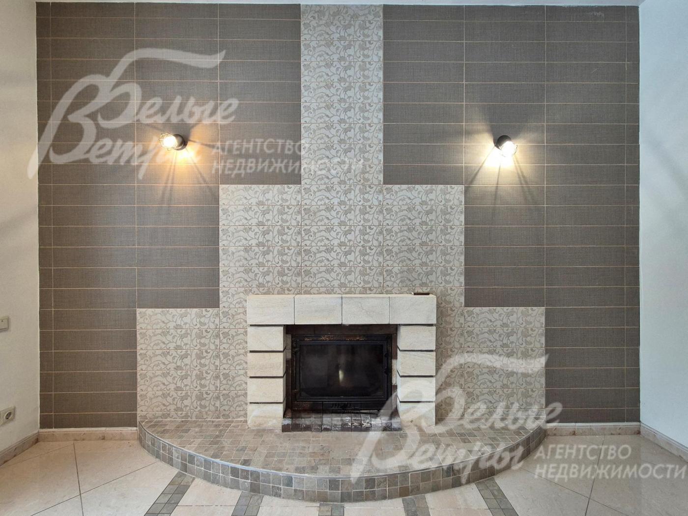 Дровяной камин в гостиной