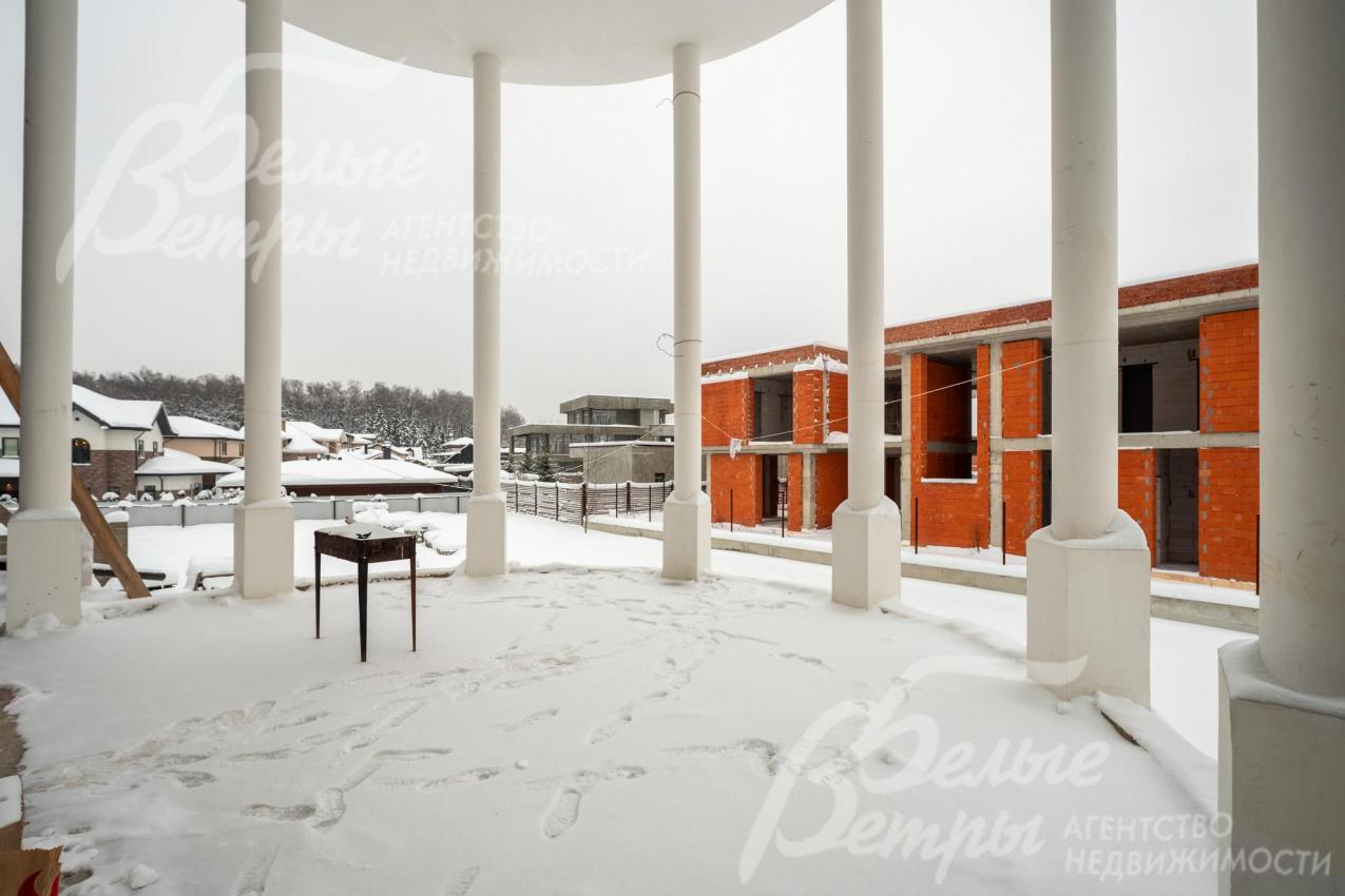 Архитектура дома, выполненная в классическом стиле, впечатляет округлыми формами фасада с колонным декором и большой площадью террас