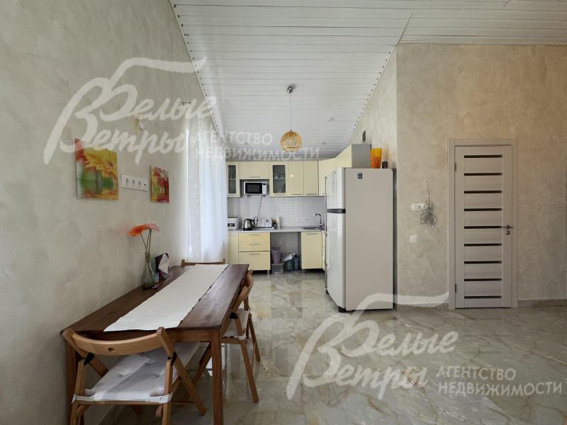 Объединенное пространство кухни и гостиной создает функциональную зону для всей семьи