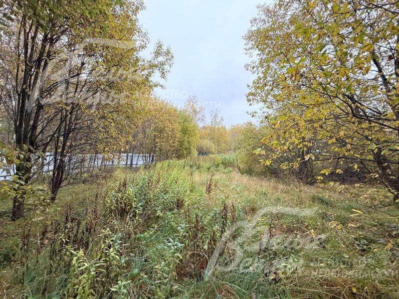 Участок находится в живописной приватной тупиковой зоне коттеджного посёлка, где отсутствует сквозной проезд к другим участкам