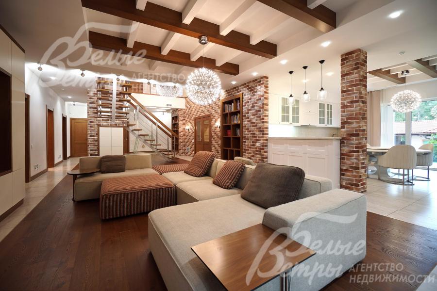 В доме выполнена дизайнерская отделка под ключ по авторскому проекту из дорогостоящих материалов