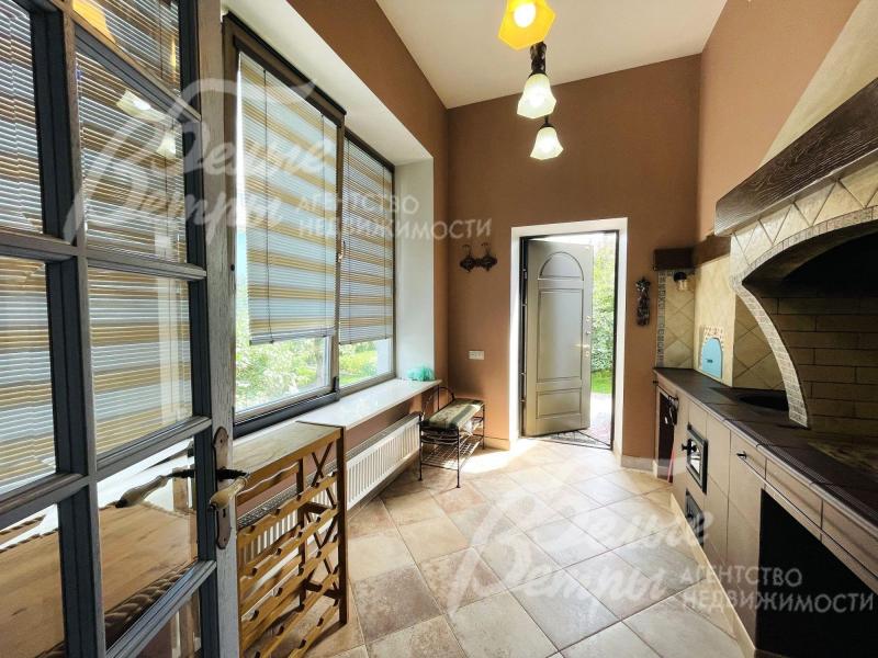 Закрытая веранда с зоной барбекю 