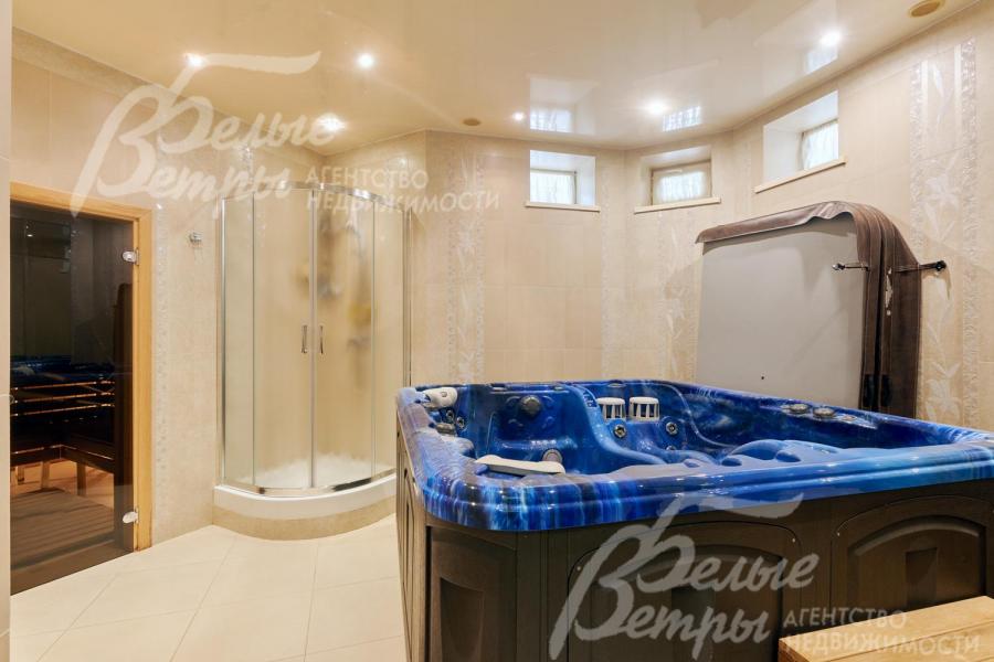 Спа-зона: джакузи с душевой (слева - вход в сауну)