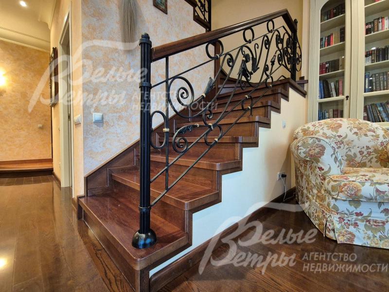 Лестница шириной 100 см, ступени облицованы массивом дуба.