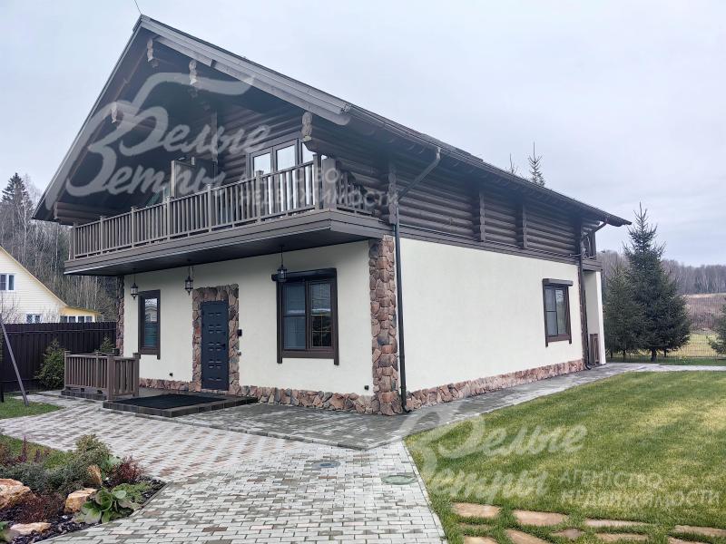 Дома на участке выстроены в едином стиле