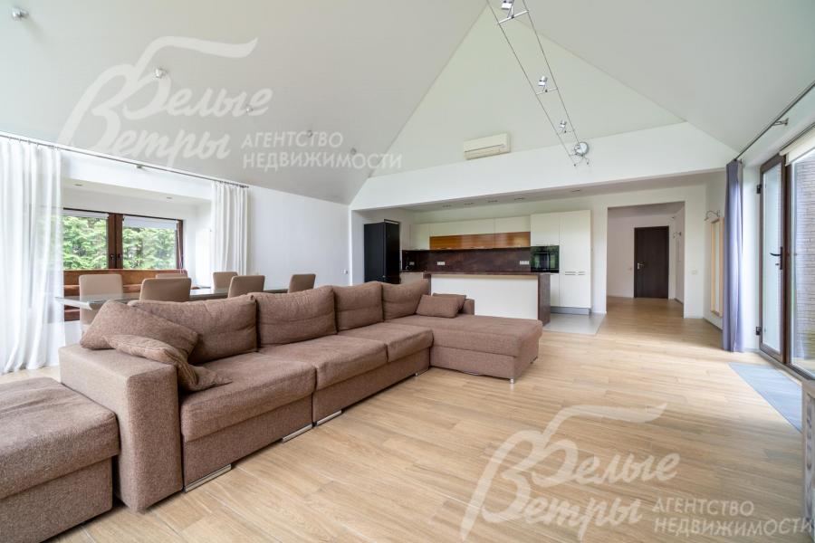 Высота потолков в гостиной более 5 метров