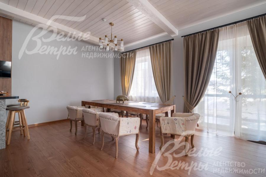 Из зоны столовой - выход на крытую террасу через панорамные портальные двери