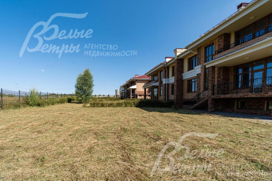 Дуплекс расположен на участке 7.7 соток, много пространства спереди, сбоку и сзади дома