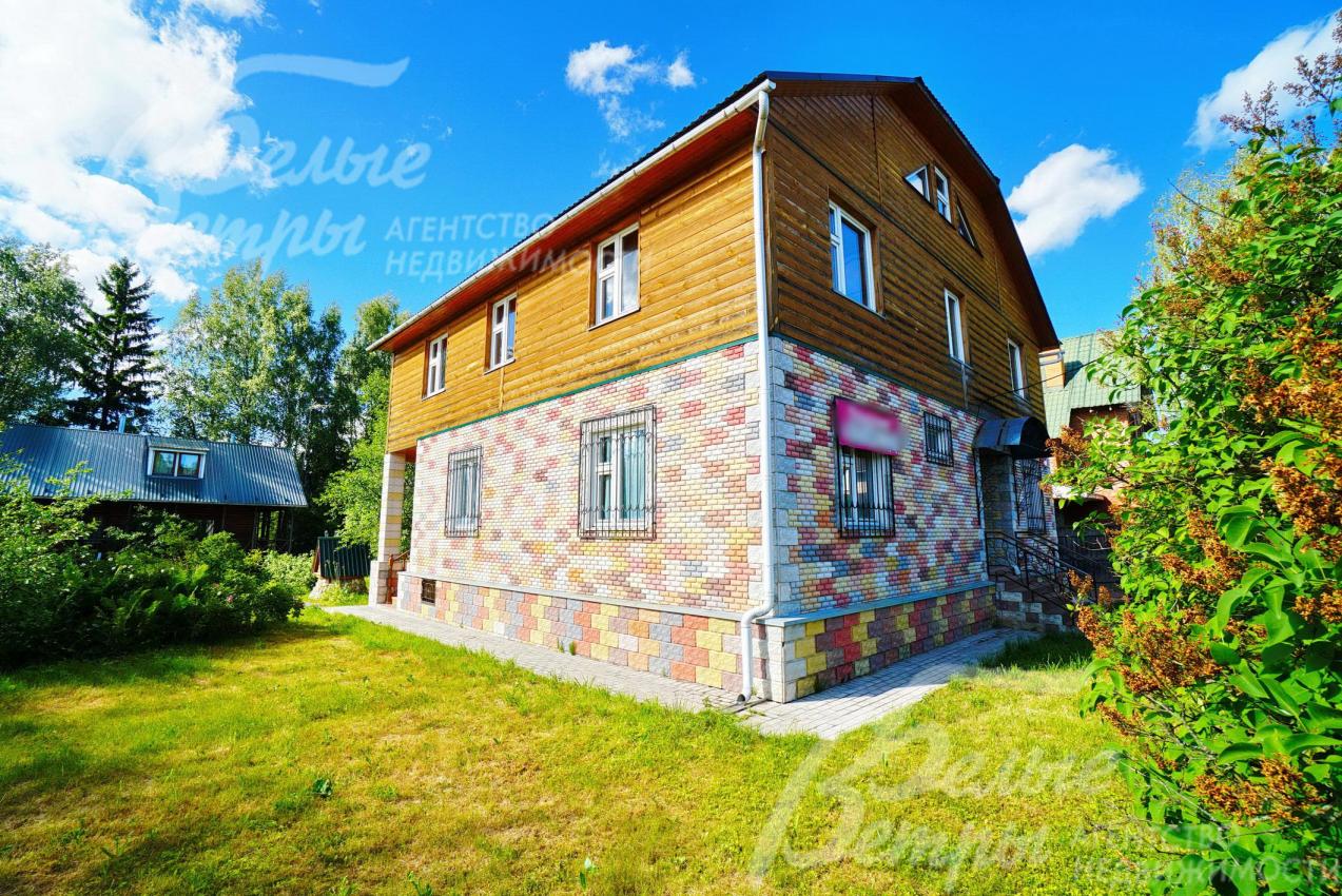 На 1-м этаже отделка искусственным камнем, на 2-м - блок-хаус