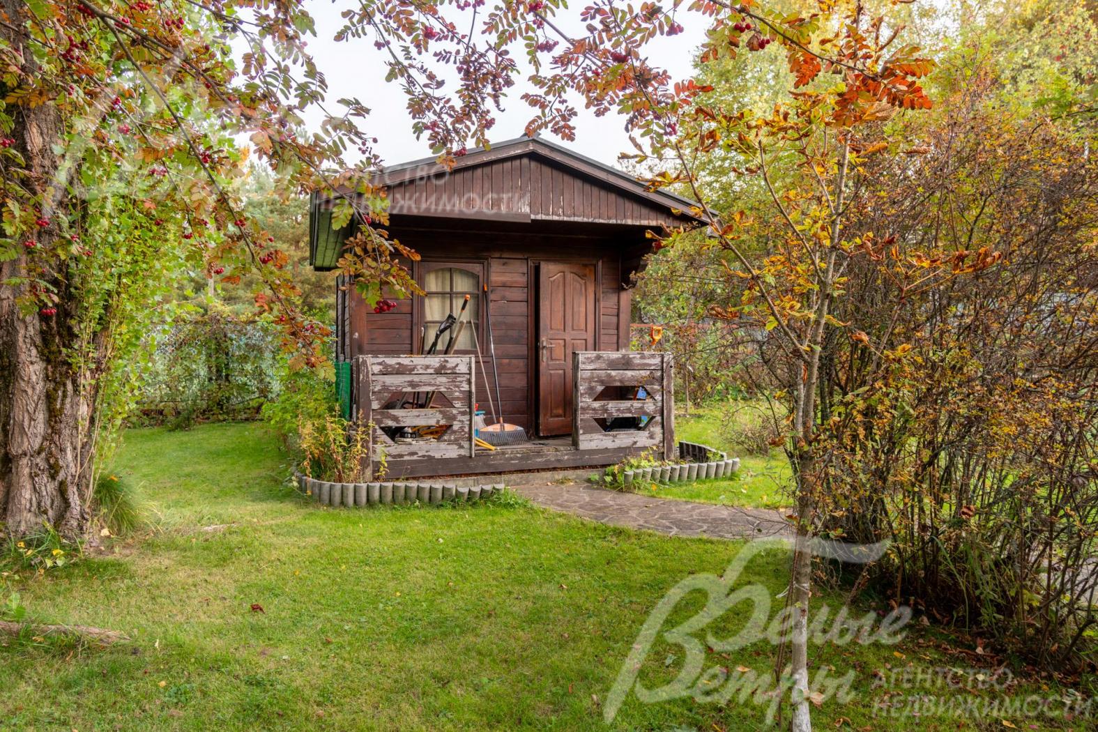 Деревянное хозяйственное строение на участке.